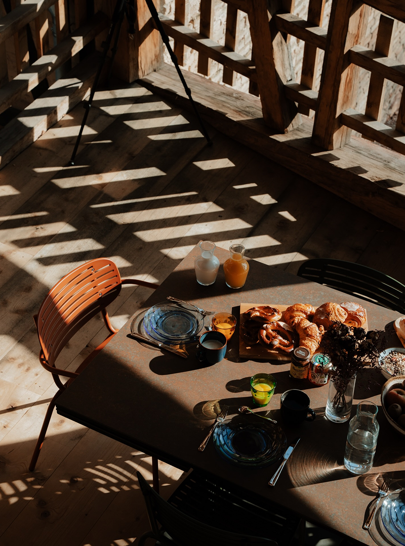 Table avec un petit déjeuner photographiée par Dieci Studio